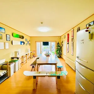 Yellow House Niseko ホームステイ